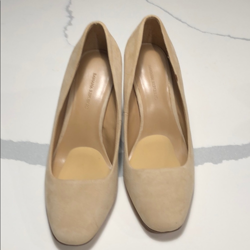 Nude suede Banana Republic block heels - size 7